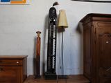 une horloge et une lampe posées sur une commode dans une pièce