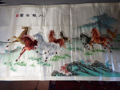 trois chevaux galopant dans un champ sur un drapeau chinois
