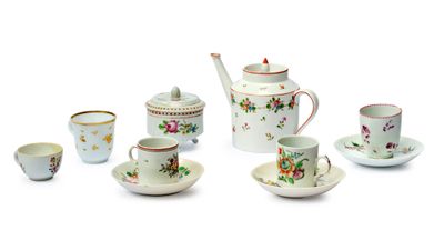 un service à thé comprenant une théière, des tasses et des soucoupes