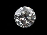 un gros plan d'un diamant sur fond noir