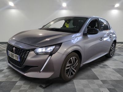 La nouvelle Nissan Mira est garée dans une salle blanche