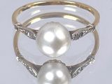 une paire de bagues en perles et diamants posées sur un fond blanc