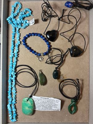 de nombreux colliers et bracelets exposés dans une boîte