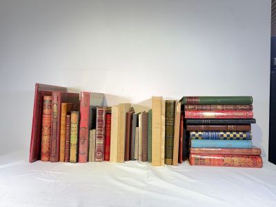 un grand nombre de livres posés sur un lit