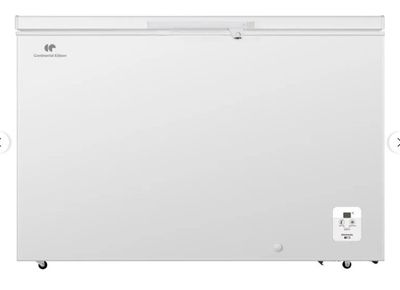 un congélateur coffre blanc posé sur une surface blanche