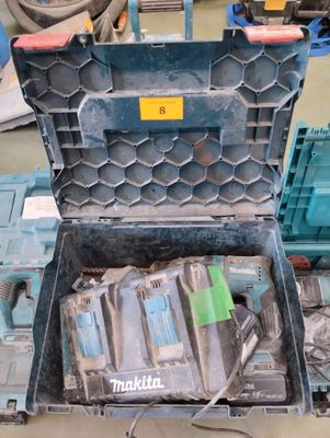 une boîte à outils contenant des outils, posée sur le sol