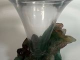 un vase en verre avec une fleur sur une table