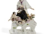 figurine représentant une femme assise sur un pont, entourée d'anges