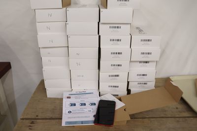 une pile de cartons et un téléphone portable posés sur une table