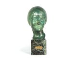 sculpture représentant la tête d'un garçon, posée sur un socle en marbre