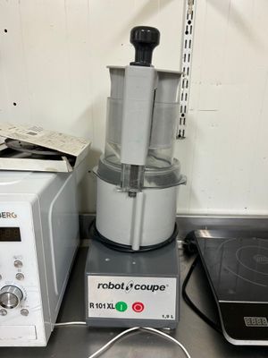 un blender et un mixeur posés sur un comptoir