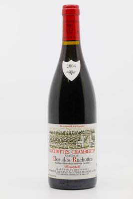 une bouteille de vin rouge posée sur une table blanche