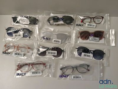 de nombreuses paires de lunettes posées sur une table