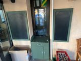 une armoire verte et une poubelle rouge dans une pièce