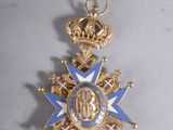 un gros plan d'une médaille sur laquelle figure une couronne
