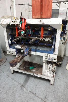 une image d'une machine qui travaille sur un morceau de bois