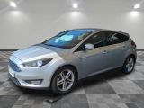 La Ford Focus 2013 est garée dans une salle blanche