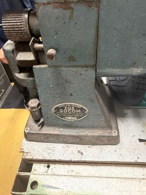 une machine posée sur une table dans une pièce