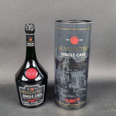 une image représentant une bouteille de whisky à côté d'un bidon