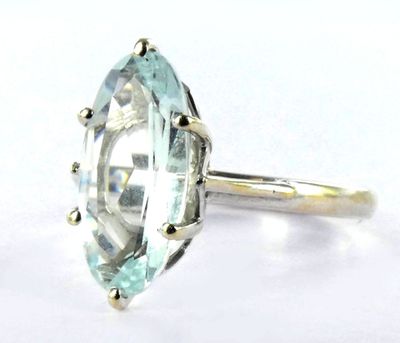 une image d'une bague sertie d'une pierre d'aigue-marine