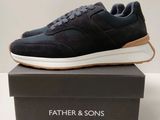une paire de baskets noires posée sur une boîte