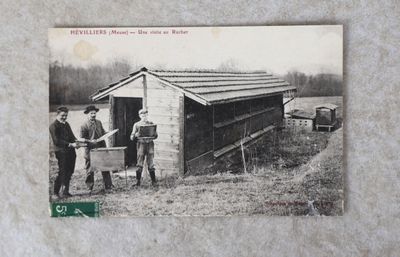 une photo en noir et blanc d'un groupe d'hommes devant un immeuble