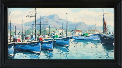 tableau représentant des bateaux dans un port, avec des montagnes en arrière-plan