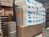 de nombreuses piles de cartons et de palettes dans un entrepôt