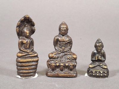 Lot de trois sujets miniatures en bronze patiné figurant Bou… - Photo 1