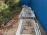 une échelle appuyée contre un mur bleu dans une cour