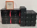 Plusieurs cartons de verres à vin sont empilés les uns sur les autres