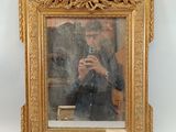 une photo d'un homme en train de prendre un selfie dans un miroir