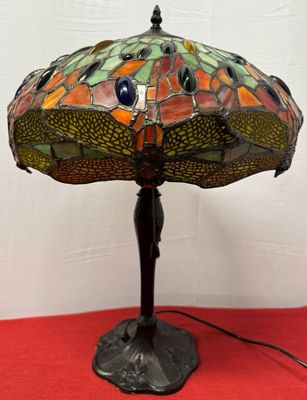 an image of a lamp that is sitting on a table