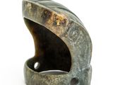 une sculpture en bronze représentant une bouche ouverte sur un fond blanc