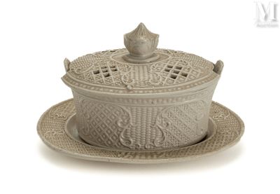une assiette blanche sur laquelle sont posés un couvercle et une soucoupe