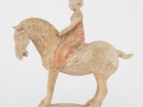 statue d'une femme à cheval sur fond blanc