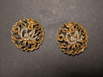 une paire de broches en or et diamants