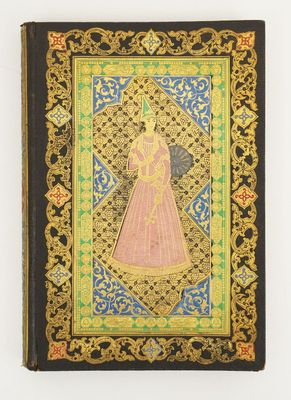 un vieux livre sur lequel figure le portrait d'une femme en robe rose