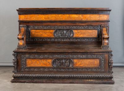 un vieux coffre en bois avec des gravures et des sculptures sur les côtés