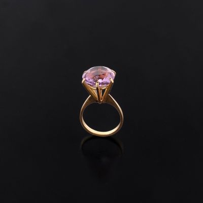 Bague cocktail en or 18k (750e), ornée d'une améthyste ronde…