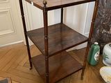 une étagère en bois surmontée de trois tablettes