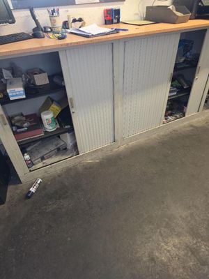 une photo d'un espace de travail avec un bureau et un ordinateur