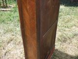une grande armoire en bois au milieu de l'herbe