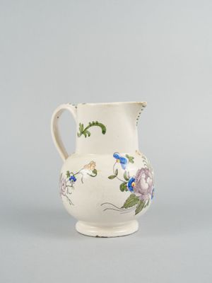 une image représentant un petit vase blanc orné de fleurs