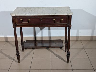 une table avec un plateau en marbre et une étagère en dessous