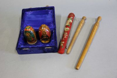 Paire d'OEUFS décoratifs en bois peint à décor de Jésus chri…