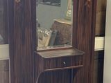 une armoire en bois surmontée d'un miroir