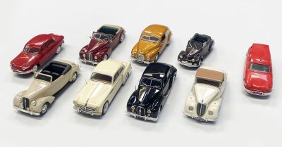 plusieurs petites voitures sont alignées sur une surface blanche