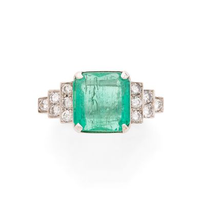 une bague en émeraude et diamant
