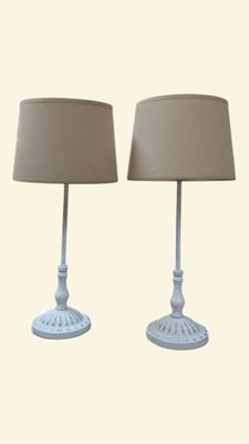 une paire de lampes de table blanches, chacune munie d'un abat-jour